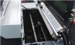Maszyna kontroli jakości druku w linii z zaawansowanym systemem spłaszczania